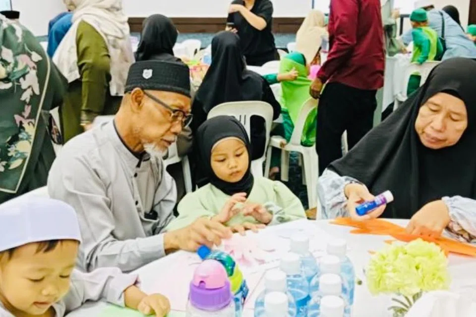 Datuk, nenek diraikan pada acara iftar anjuran prasekolah Masjid Ar-Raudhah pada 15 Mac lalu. Mereka diberi penghargaan kerana antara lain, banyak meluangkan masa mengasuh dan menjaga cucu-cucu mereka seperti menghantar dan mengambil mereka dari prasekolah. 