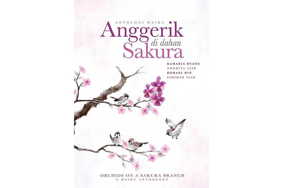 PERLUAS GENRE: Penulis puisi mapan setempat, Cik Kamaria Buang, menerangkan tentang 'haiku'yang terdapat di buku 'Antologi Anggerik Di Dahan Sakura' (atas). - Foto-foto ihsan KAMARIA BUANG.