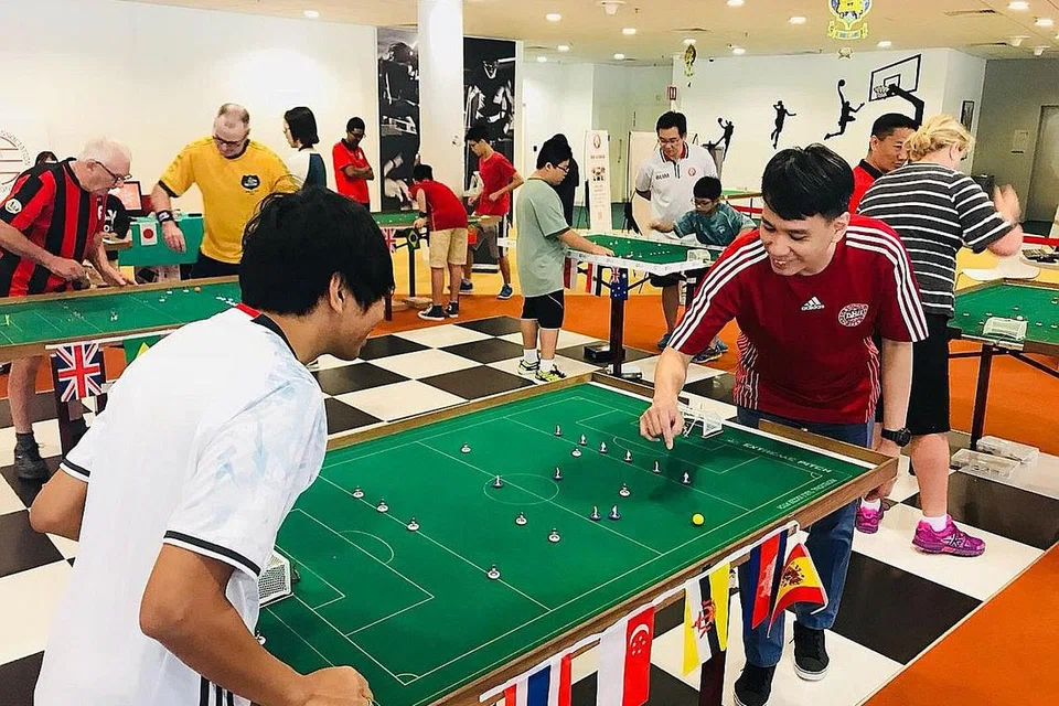 TARIK RAMAI PEMAIN: Permainan bola sepak meja atau Subbuteo menarik pemain berbilang usia dan latar belakang. Selepas terkubur agak lama permainan ini tampil kembali pada 2007 apabila salah seorang peminat permainan itu "menghidupkannya semula". - Foto TFAS