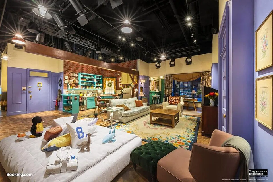 Gambar atas pula menunjukkan set popular rumah Monica dan Rachel dalam siri Friends kembali dibina untuk memberli peluang peminat kembali mendekati siri itu. - Foto BOOKING.COM