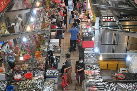 UJIAN PEMANTAUAN COVID-19 SAHKAN KES TEMPATAN: Kementerian Kesihatan (MOH) telah mengesahkan satu kes jangkitan tempatan Covid-19 baru melibatkan pengendali gerai di Pusat Tekka. - Foto BH oleh KUA CHEE SIONG 