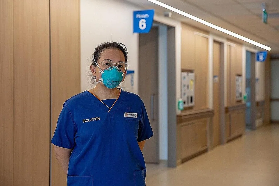 KOMITED BERTUGAS: Cik Farhana terdorong dengan penghargaan orang ramai kepada petugas barisan hadapan dan gesa semua orang sertai usaha atasi Covid-19. - Foto HOSPITAL BESAR SENGKANG