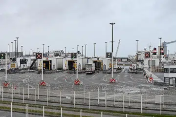 TUNGGU GILIRAN: Trak beratur di Terminal Eurotunnel Calais kelmarin sedang dunia melarang ketibaan dari United Kingdom pada 20 Disember lalu disebabkan varian Covid-19 baharu yang dikata lebih berbahaya dan sukar dikawal penularannya, sedang WHO menggesa langkah pembendungan lebih ketat. - Foto AFP