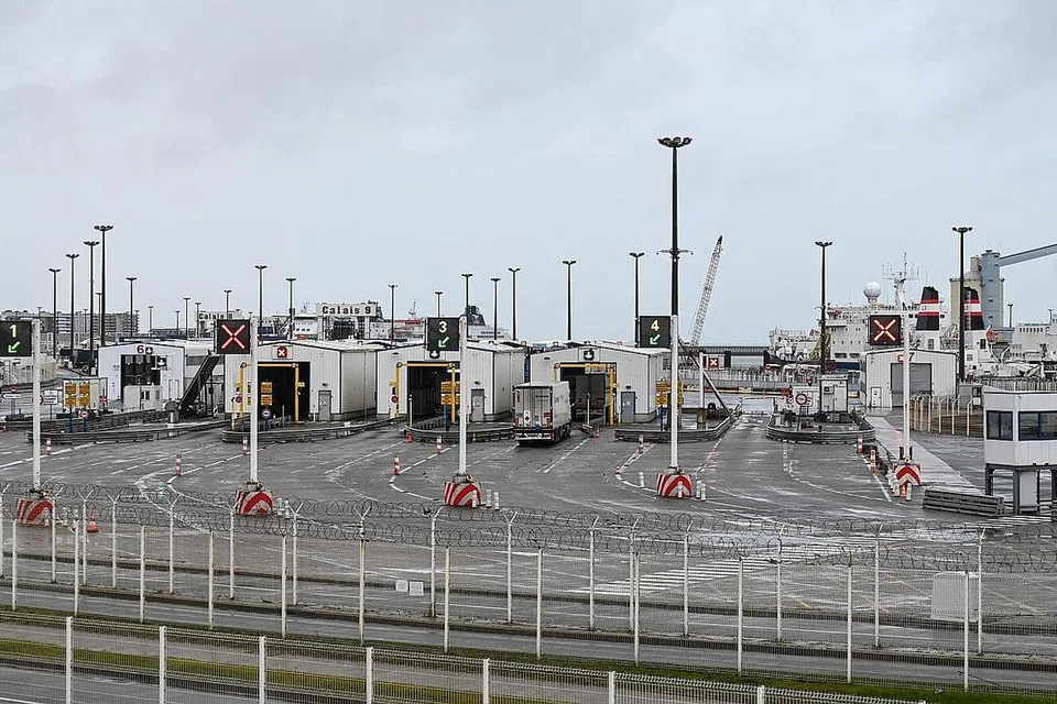 TUNGGU GILIRAN: Trak beratur di Terminal Eurotunnel Calais kelmarin sedang dunia melarang ketibaan dari United Kingdom pada 20 Disember lalu disebabkan varian Covid-19 baharu yang dikata lebih berbahaya dan sukar dikawal penularannya, sedang WHO menggesa langkah pembendungan lebih ketat. - Foto AFP