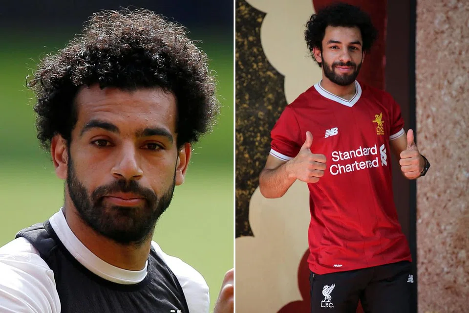 WAJAH SALIN TAK TUMPAH: Warga Iraq, Hussein Ali (gambar kanan), begitu bangga dengan jersi Liverpool asli yang dibelinya. Seperti idolanya, bintang Mesir Mohamed Salah (gambar kiri), Hussein juga merupakan seorang pemain penyerang bagi kelab di Iraq, Al-Zawraa. - Foto-foto AFP, Reuters