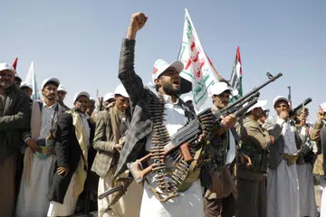 SERANG BALAS: Anggota tentera  Houthi yang baru direkrut semasa perarakan di wilayah Amran, Yaman, pada 20 Disember 2023 dikerah untuk melancarkan serangan ke atas Israel dan menyerang kapal-kapal Israel di Laut Merah sedang Amerika Syarikat mengumumkan gabungan berbilang negara untuk mengawal keselamatan perkapalan di Laut Merah.