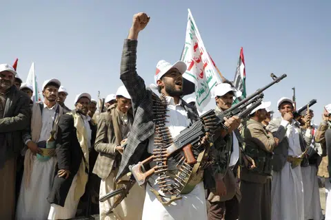 SERANG BALAS: Anggota tentera  Houthi yang baru direkrut semasa perarakan di wilayah Amran, Yaman, pada 20 Disember 2023 dikerah untuk melancarkan serangan ke atas Israel dan menyerang kapal-kapal Israel di Laut Merah sedang Amerika Syarikat mengumumkan gabungan berbilang negara untuk mengawal keselamatan perkapalan di Laut Merah.