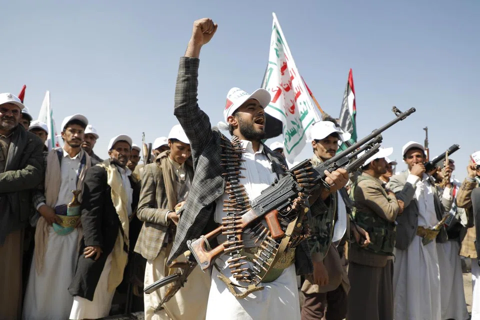 SERANG BALAS: Anggota tentera  Houthi yang baru direkrut semasa perarakan di wilayah Amran, Yaman, pada 20 Disember 2023 dikerah untuk melancarkan serangan ke atas Israel dan menyerang kapal-kapal Israel di Laut Merah sedang Amerika Syarikat mengumumkan gabungan berbilang negara untuk mengawal keselamatan perkapalan di Laut Merah.