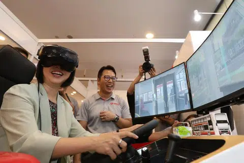 Menteri Negara Kanan Ehwal Dalam Negeri, Cik Sim Ann sedang menjalani simulasi keselamatan memandu di reruai SMRT sempena Bulan Keselamatan Jalan Raya Singapura dan Hari Keselamatan Jalan Raya Masyarakat.