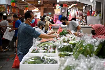 CABARAN KOS KEHIDUPAN: Kelihatan pengguna membeli barangan keperluan harian di pasar di Blok 448 Clementi Avenue 3 pada 26 Januari lalu. Kadar inflasi tahunan Singapura mencapai 4.3 peratus pada Februari lalu, lebih tinggi dari dua bulan sebelumnya. - Foto BH oleh LIM YAOHUI