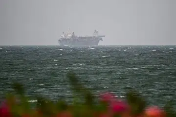 Sebuah kapal belayar di perairan berhampiran pantai Sharjah, Amiriah Arab Bersatu (UAE), pada 3 Ogos 2026 ketika ketegangan di Selat Hormuz terus menjejaskan pelayaran komersial. Sejak perang meletus pada 28 Februari lalu, Iran terus menguasai Selat Hormuz, menyebabkan ribuan pelaut dan kapal dagang terkandas serta menjejaskan aliran perdagangan dan bekalan tenaga global.