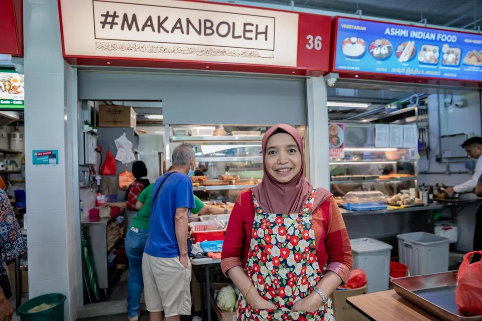 EPOK-EPOK TERKENAL: Gerai #MakanBoleh yang dikendalikan Cik Muntiah Sahadat terkenal dengan epok-epok padat sebesar telapak tangan yang dijual pada harga $1.20 sekeping. 
