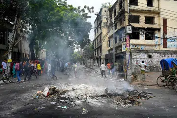 Asap berkepul-kepul berhampiran pejabat parti Liga Awami setelah dibakar penunjuk perasaan pada 6 Ogos 2024 di Dhaka setelah Sheikh Hasina meletakkan jawatan sebagai perdana menteri dan melarikan diri dari negara itu.