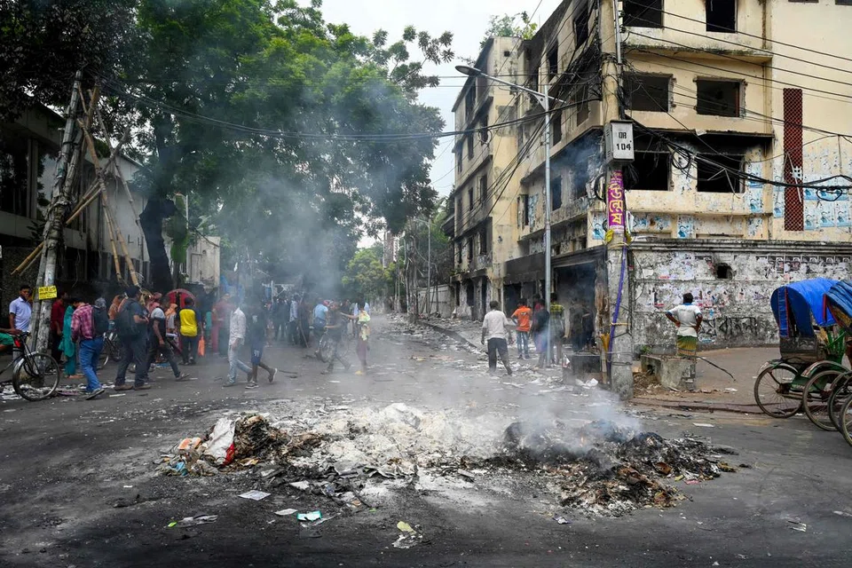 Asap berkepul-kepul berhampiran pejabat parti Liga Awami setelah dibakar penunjuk perasaan pada 6 Ogos 2024 di Dhaka setelah Sheikh Hasina meletakkan jawatan sebagai perdana menteri dan melarikan diri dari negara itu.