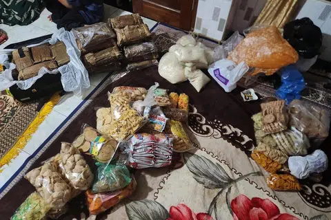 Antara barang yang Encik Amir bawa pulang ke Singapura termasuk keropok, gula, dan beras yang dihasilkan di Pulau Bawean. 