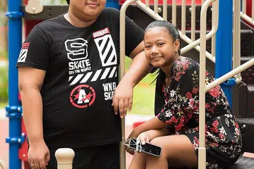 TERPUTIK RASA CEMBURU: Adik-beradik Hamirul Rohaizad Riduan dan Intan Marissha mengaku kadangkala berasa cemburu melihat mereka yang lebih berkemampuan dapat membeli alat-alat elektronik dengan mudah. - Foto BH oleh SYAMIL SAPARI