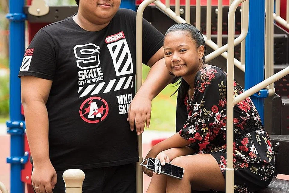 TERPUTIK RASA CEMBURU: Adik-beradik Hamirul Rohaizad Riduan dan Intan Marissha mengaku kadangkala berasa cemburu melihat mereka yang lebih berkemampuan dapat membeli alat-alat elektronik dengan mudah. - Foto BH oleh SYAMIL SAPARI