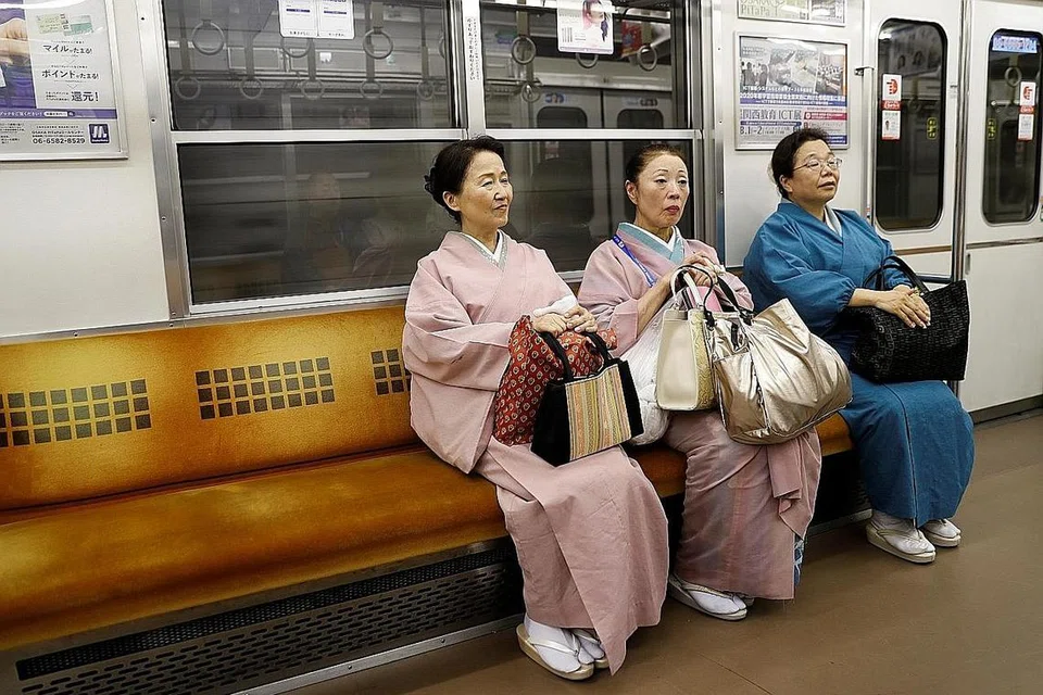SERLAH TRADISI: Tiga wanita ini dilihat mengenakan pakaian tradisional Jepun semasa meninggalkan pusat persidangan sidang puncak G20 di Osaka, Jepun, pada 29 Jun lalu. - Foto REUTERS