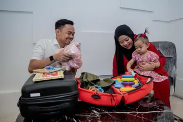 Encik Faris Iskandar Samat (kiri) dan Cik Nur Fadhilah Shuib kerap membawa anak mereka, Fayra Armel Iskandar, melancong. Bagi mereka, kuncinya ialah persediaan.