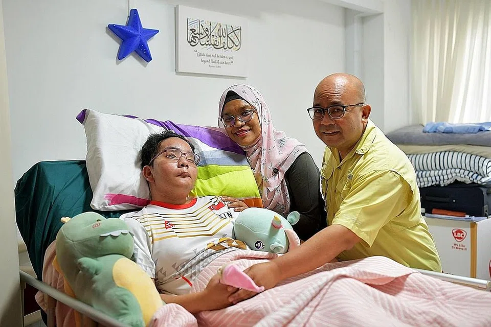 PERLU JAGAAN SEPENUH MASA: Cik Nuruljannah bersama ibu bapanya. Akibat nahas pada Februari 2019 itu, Cik Nuruljannah kini memerlukan penjagaan sepenuh masa oleh jururawat terlatih di rumah. - Gambar fail