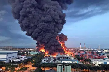 KEBAKARAN 6 PAGI: Bunyi letupan didengar sedang pegawai bomba mengejar masa memadamkan api di ECO Special Waste Management yang terletak di Tuas View Circuit. - Foto PEMBACA THE STRAITS TIMES