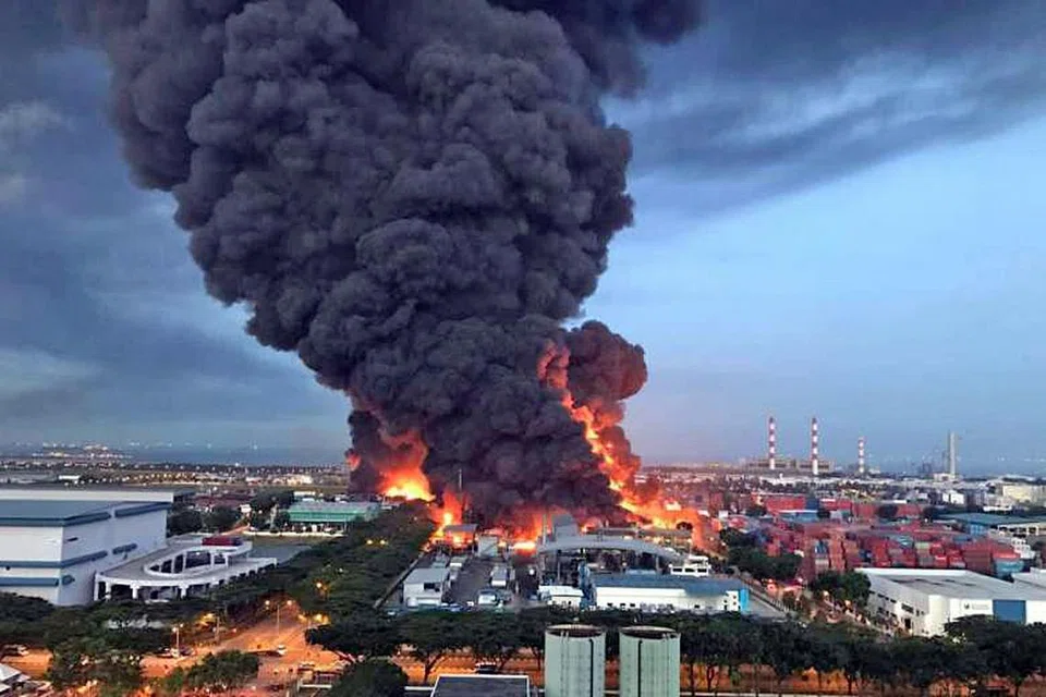 KEBAKARAN 6 PAGI: Bunyi letupan didengar sedang pegawai bomba mengejar masa memadamkan api di ECO Special Waste Management yang terletak di Tuas View Circuit. - Foto PEMBACA THE STRAITS TIMES