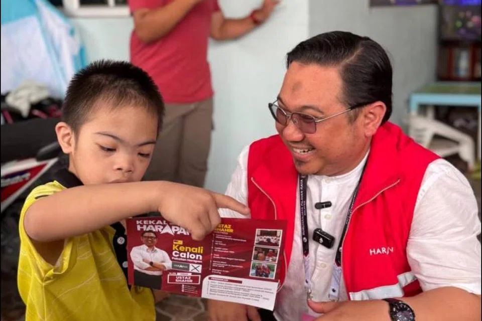Calon Pakatan Harapan (PH) bagi kerusi Dewan Undangan Negeri (DUN) Paroi, Encik Ahmad Shahir Mohd Shah, 41 tahun, menyantuni anak kecil ketika turun berkempen sempena Pilihan Raya Negeri (PRN) Negeri Sembilan ke-16.