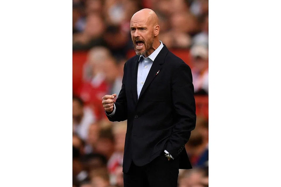 MAIN DENGAN KEBERANIAN: Pemain sayap terbaru United, Antony menunjukkan sekilas potensinya dengan meraikan gol pembukaan pasukan. United menewaskan Arsenal untuk mengembalikan semangat kepada pengurus, Erik ten Hag (atas). - Foto-Foto AFP