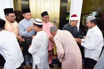 Encik Masagos (baju merah jambu) bersalaman dengan jemaah selepas solat Aidiladha di Masjid Ar-Raudhah pada 11 Ogos. Beliau menggesa masyarakat Melayu / Islam supaya menjiwai sifat keimanan dan pengorbanan bukan sahaja sempena Hari Raya Aidiladha, malah sepanjang tahun. Bersama beliau ialah Dr Fatris (kanan) dan Encik Fahmi (dua dari kiri).