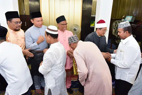 Encik Masagos (baju merah jambu) bersalaman dengan jemaah selepas solat Aidiladha di Masjid Ar-Raudhah pada 11 Ogos. Beliau menggesa masyarakat Melayu / Islam supaya menjiwai sifat keimanan dan pengorbanan bukan sahaja sempena Hari Raya Aidiladha, malah sepanjang tahun. Bersama beliau ialah Dr Fatris (kanan) dan Encik Fahmi (dua dari kiri).