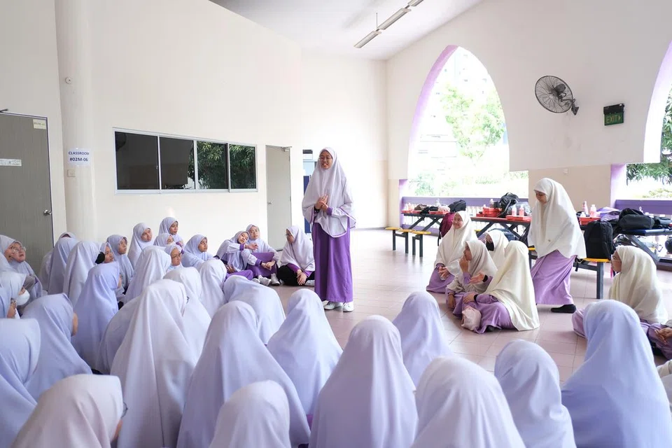 RAPATKAN JALINAN: Pelajar Madrasah Wak Tanjong mengadakan sesi mengeratkan hubungan antara mereka.