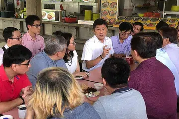 MENDENGAR KEPRIHATINAN: Encik Ng (berbaju putih) bertemu dengan beberapa pemandu Uber baru-baru ini bagi mendengar keprihatinan mereka menyusuli penggabungan firma Uber dan Grab di rantau ini. - Foto FACEBOOK NG CHEE MENG