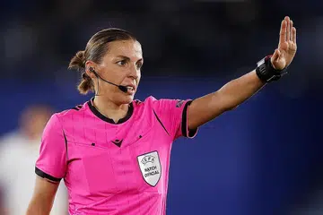 CATAT SEJARAH: Pengadil Perancis, Stephanie Frappart, dijadual menjadi wanita pertama dilantik pengadil bagi perlawanan Liga Juara-Juara lelaki. - Foto REUTERS