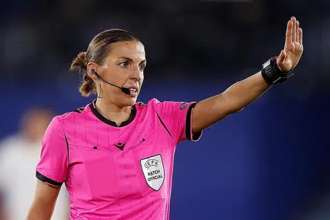 CATAT SEJARAH: Pengadil Perancis, Stephanie Frappart, dijadual menjadi wanita pertama dilantik pengadil bagi perlawanan Liga Juara-Juara lelaki. - Foto REUTERS