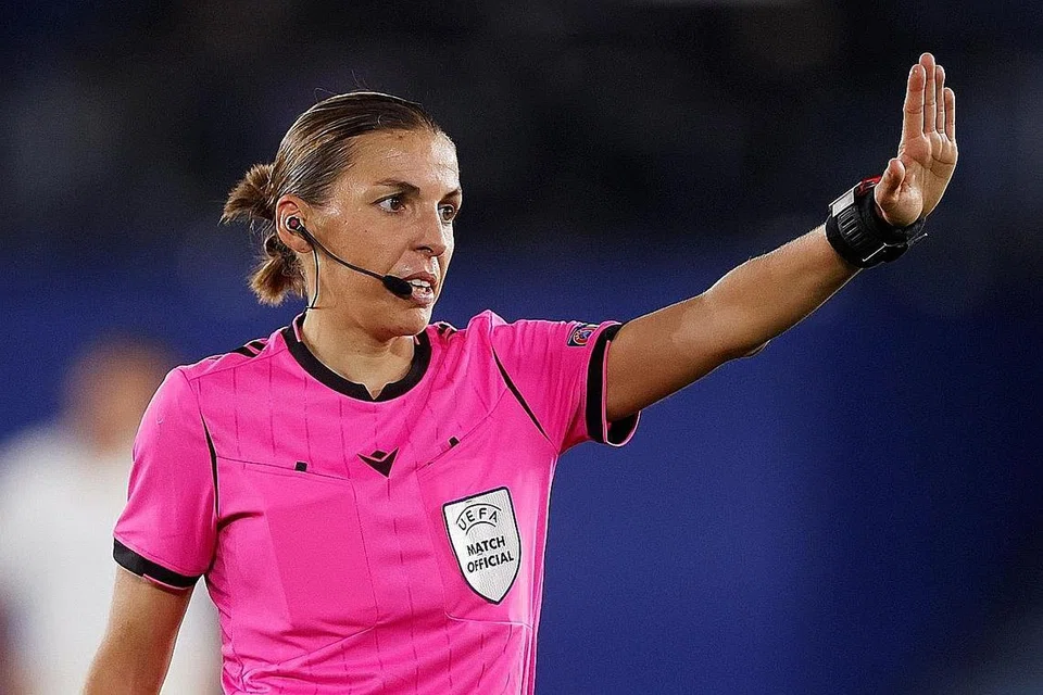 CATAT SEJARAH: Pengadil Perancis, Stephanie Frappart, dijadual menjadi wanita pertama dilantik pengadil bagi perlawanan Liga Juara-Juara lelaki. - Foto REUTERS