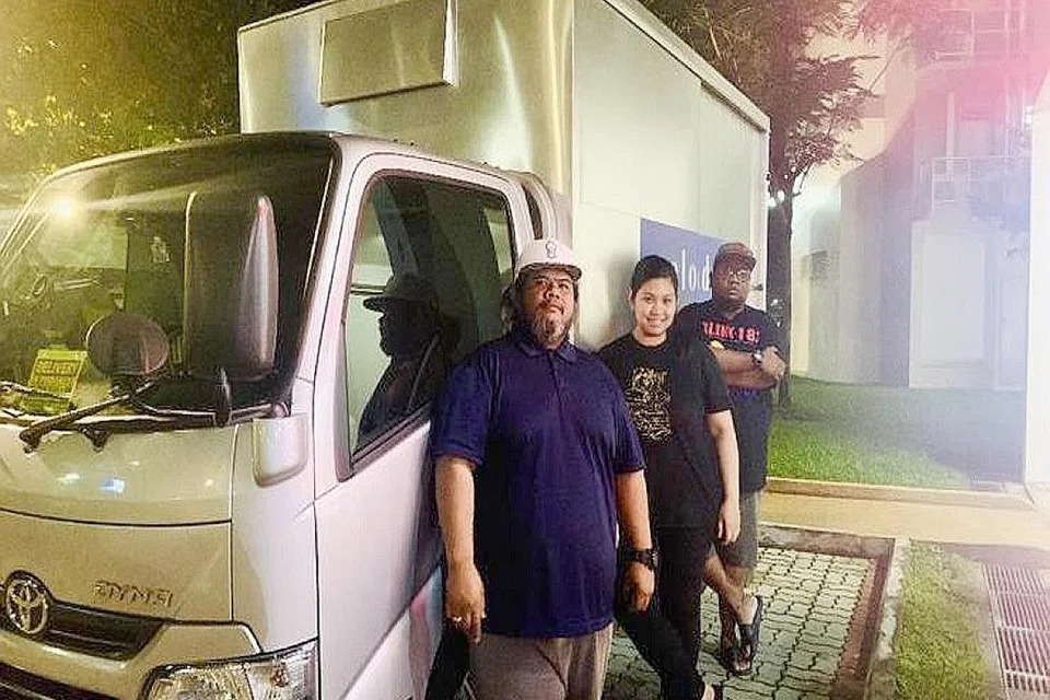 PERNIAGAAN BERKEMBANG: Cik Nooradilah Omar bersama suaminya, Encik Muhammad Izwan Shah Ismail (kiri), pemilik EL Evento Co Logistics, dan kakitangan sambilan, Encik Ahmad Razak Abdul Rahman, telah melihat permintaan untuk perkhidmataan penghantaran makanan dari HBB meningkat sebanyak 50 peratus semasa tempoh ini. 