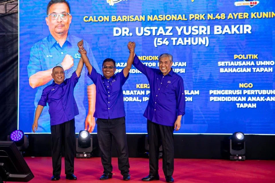 Pengerusi BN merangkap Presiden Umno, Datuk Seri Dr Ahmad Zahid Hamidi (kanan), bersama Pengerusi Barisan BN Perak, Datuk Seri Saarani Mohamad (kiri), memperkenalkan calon BN bagi pilihan raya kecil (PRK) Dewan Undangan Negeri (DUN) Ayer Kuning, Perak, Dr Mohamad Yusri Bakir (tengah), yang juga Setiausaha Umno Bahagian Tapah (Perak) pada 26 April.