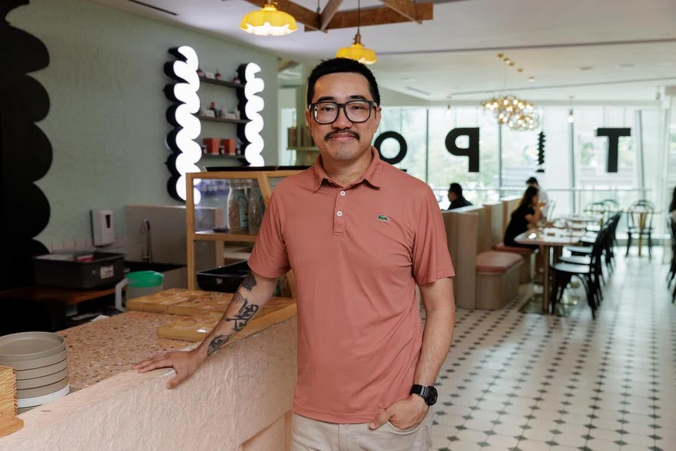 Pengasas bersama dan Ketua Pegawai Komersial The Black Hole Group , Encik Calvin Seah, menggunakan kecerdasan buatan (AI) dan menganalisis data sambil terlibat secara langsung dalam operasi harian demi menyokong proses penyusunan semula syarikat itu.