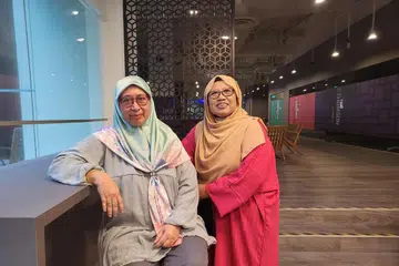 IBU TITIPAN: Sepasang ipar duai, Cik Norlia Ali Marican (kiri) dan Cik Waridah Sadauna (kanan) telah meluangkan masa dan tenaga menjaga anak titipan.