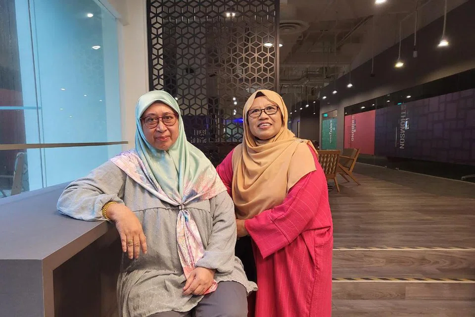 IBU TITIPAN: Sepasang ipar duai, Cik Norlia Ali Marican (kiri) dan Cik Waridah Sadauna (kanan) telah meluangkan masa dan tenaga menjaga anak titipan.