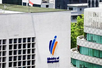 Kementerian Tenaga Manusia (MOM) memaklumkan bahawa mangsa yang berusia 23 tahun itu ditimpa bahagian konkrit sementara semasa proses kerja pemecahan dijalankan.