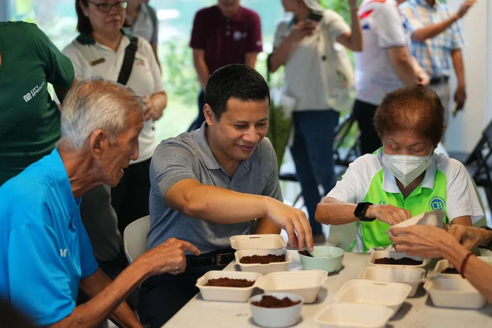 Menteri Pembangunan Negara, Encik Desmond Lee (tengah), menyertai bengkel hortikultur terapeutik pada 1 Jun semasa pelancaran Perusahaan Sosial Ladang Bandar Masyarakat (SECUF) pertama Singapura di Taman West Coast.
