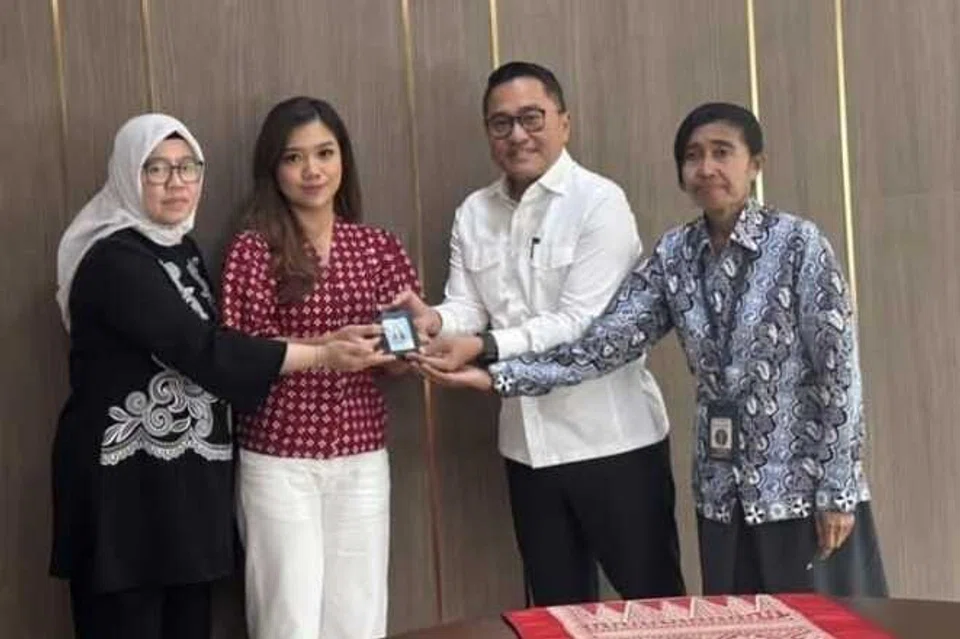 Kad media Cik Diana Valencia, wartawan CNN Indonesia (dua dari kiri), yang dibatalkan dipulangkan semula oleh Pejabat Protokol, Akhbar dan Media Sekretariat Presiden 