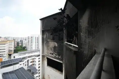 Dinding Blok 14 di Joo Seng Road  dilitupi jelaga hitam akibat kebakaran pada 4 Mei 2026. Kebakaran bermula selepas Liu Zheyuan membakar periuk arang di ruang tamu sebuah unit tingkat 18 sekitar 9.40 malam.