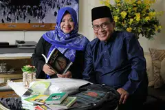 HANYA DAPAT BERDOA: Encik Hassan Ali dan Cik Hamidah Karim berharap mereka antara jemaah yang dapat menjejak kaki ke tanah suci bagi menjalankan ibadah haji tahun ini. - Foto fail
