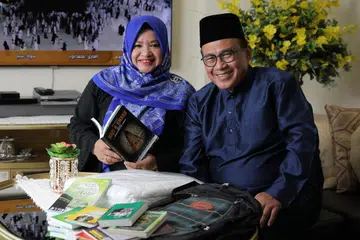 HANYA DAPAT BERDOA: Encik Hassan Ali dan Cik Hamidah Karim berharap mereka antara jemaah yang dapat menjejak kaki ke tanah suci bagi menjalankan ibadah haji tahun ini. - Foto fail