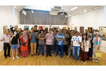 SEDIAKAN RUANG UNTUK SENI BAKAT SETEMPAT: Dr Faishal (barisan depan, berbaju merah jambu) bersama karyawan seni lukis dan visual setempat semasa majlis pelancaran pameran SeniKita di studio Kamal Arts yang terletak di WGS baru-baru ini. - Foto-foto WGS