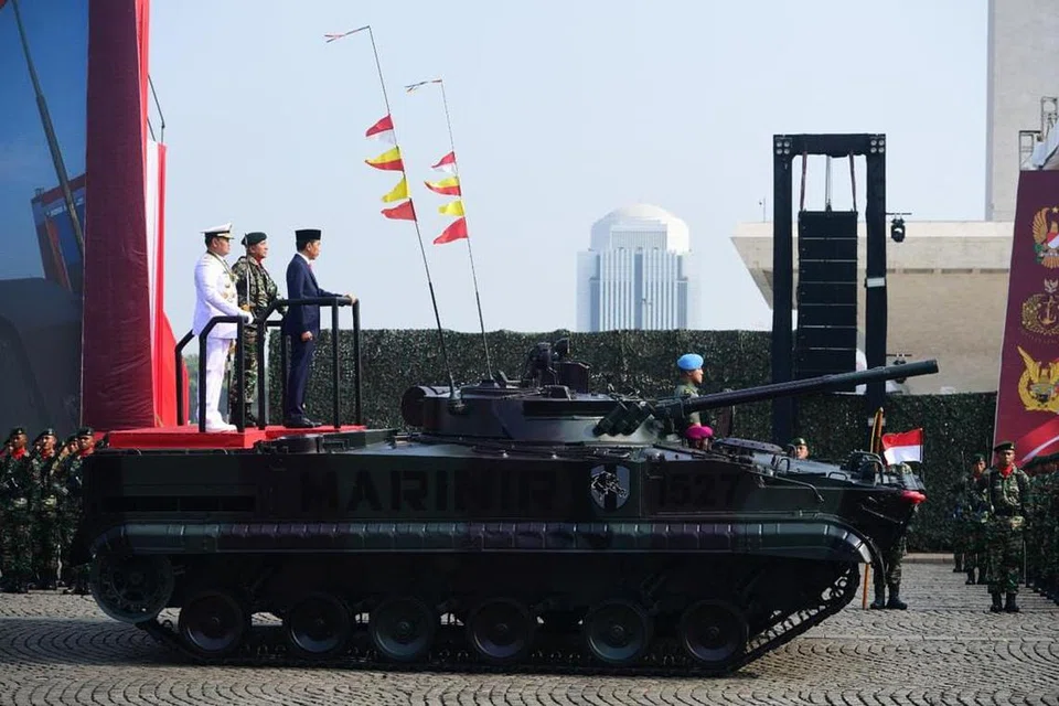 ULANG TAHUN KE-78: Presiden Indonesia, Encik Joko Widodo (berdiri paling kanan atas pentas) di upacara hari ulang tahun Tentera Nasional Indonesia (TNI) di Padang Silang Monumen Nasional (Monas), Jakarta menjalankan siri acara pemeriksaan istiadat tentera pada Khamis.