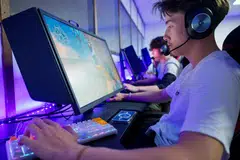 SUKAN ELEKTRONIK: Seorang peserta kelihatan bermain permainan Valorant di sebuah sekolah di Perancis. Mastercard baru-baru ini mengundang peminat e-sukan menyertai program bimbingan demi melahirkan peserta e-sukan berbakat. 