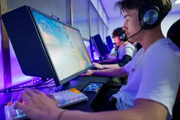 SUKAN ELEKTRONIK: Seorang peserta kelihatan bermain permainan Valorant di sebuah sekolah di Perancis. Mastercard baru-baru ini mengundang peminat e-sukan menyertai program bimbingan demi melahirkan peserta e-sukan berbakat. 